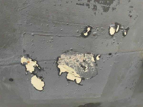 Ablösung Antifouling an Pratzen Stellen einer Stahlyacht